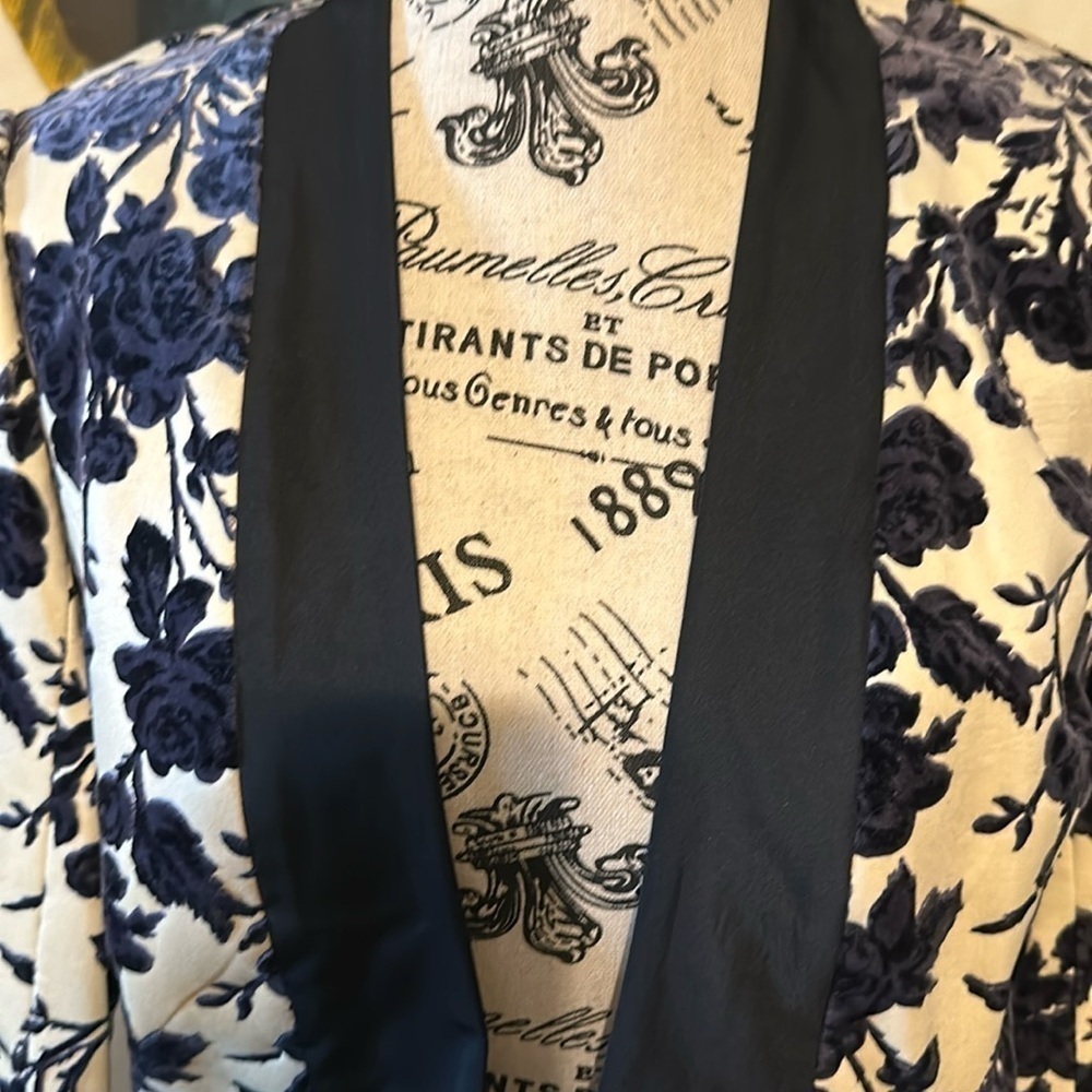 Tory Burch blazer. I wore to court a couple of times Size 6. Runs true to size - Picture 4 of 8